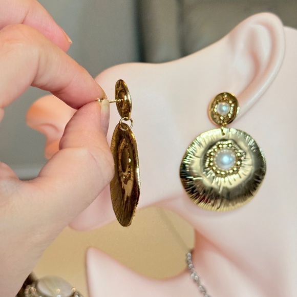 ⚜️ Elegant Gold Pearl Earrings - Picture 4 of 8